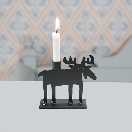 Kerzenstaender aus schwarzem Metall, ausgestanzter Elch auf Grundplatte stehend, auf dem Rücken eine Kerzentüle für Christbaumkerzen