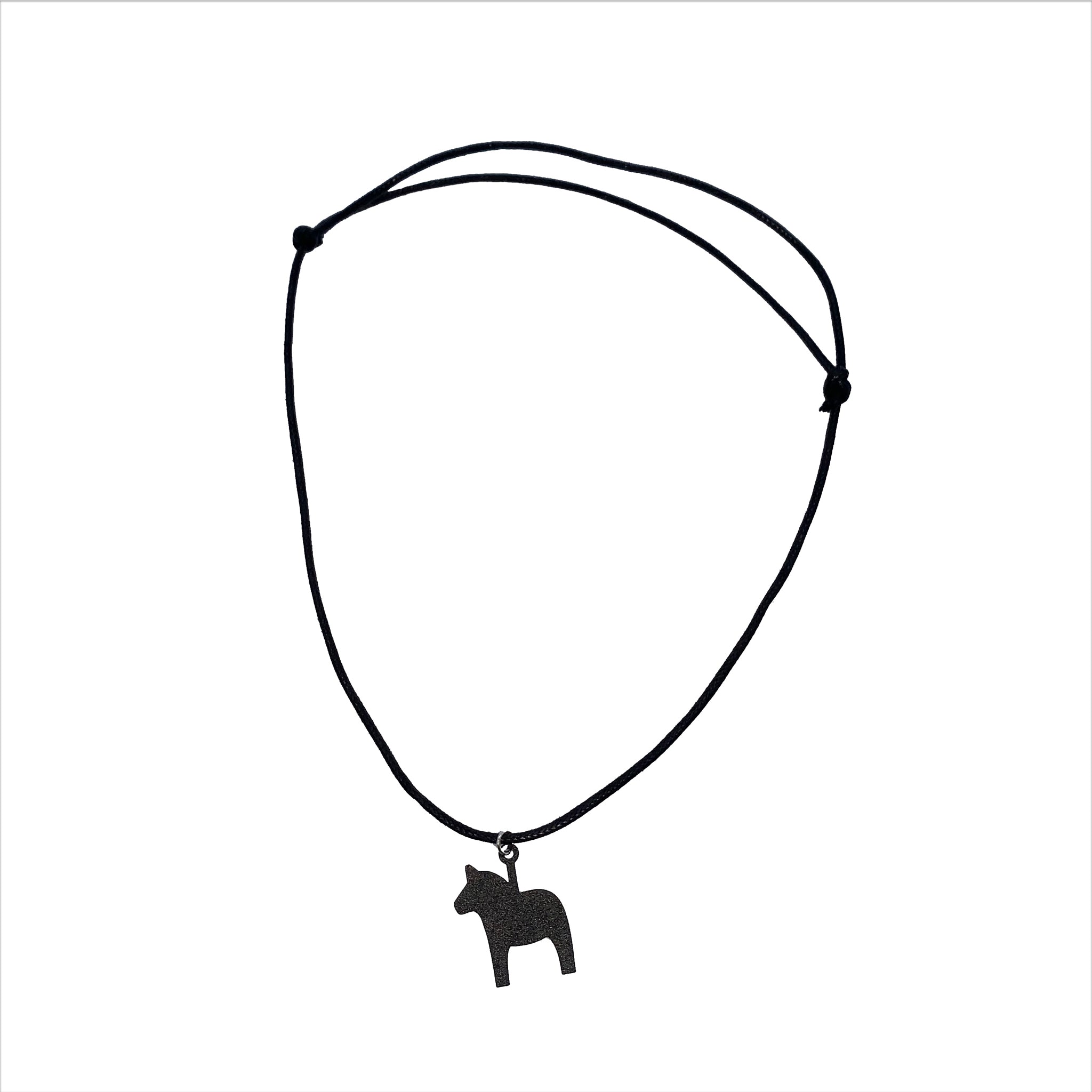 Kette mit Lederband und Anhänger Dalapferd aus Metall schwarz