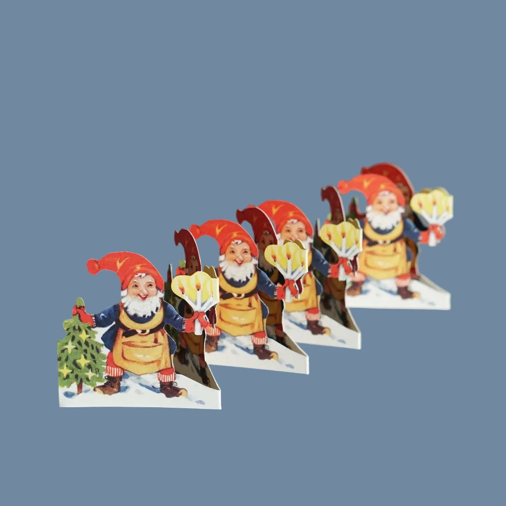 Leporello aus Papier, das einen Wichtel mit einer typischen, schwedischen Weihnachtskerze zeigt, erhältlich im Mys-Shop