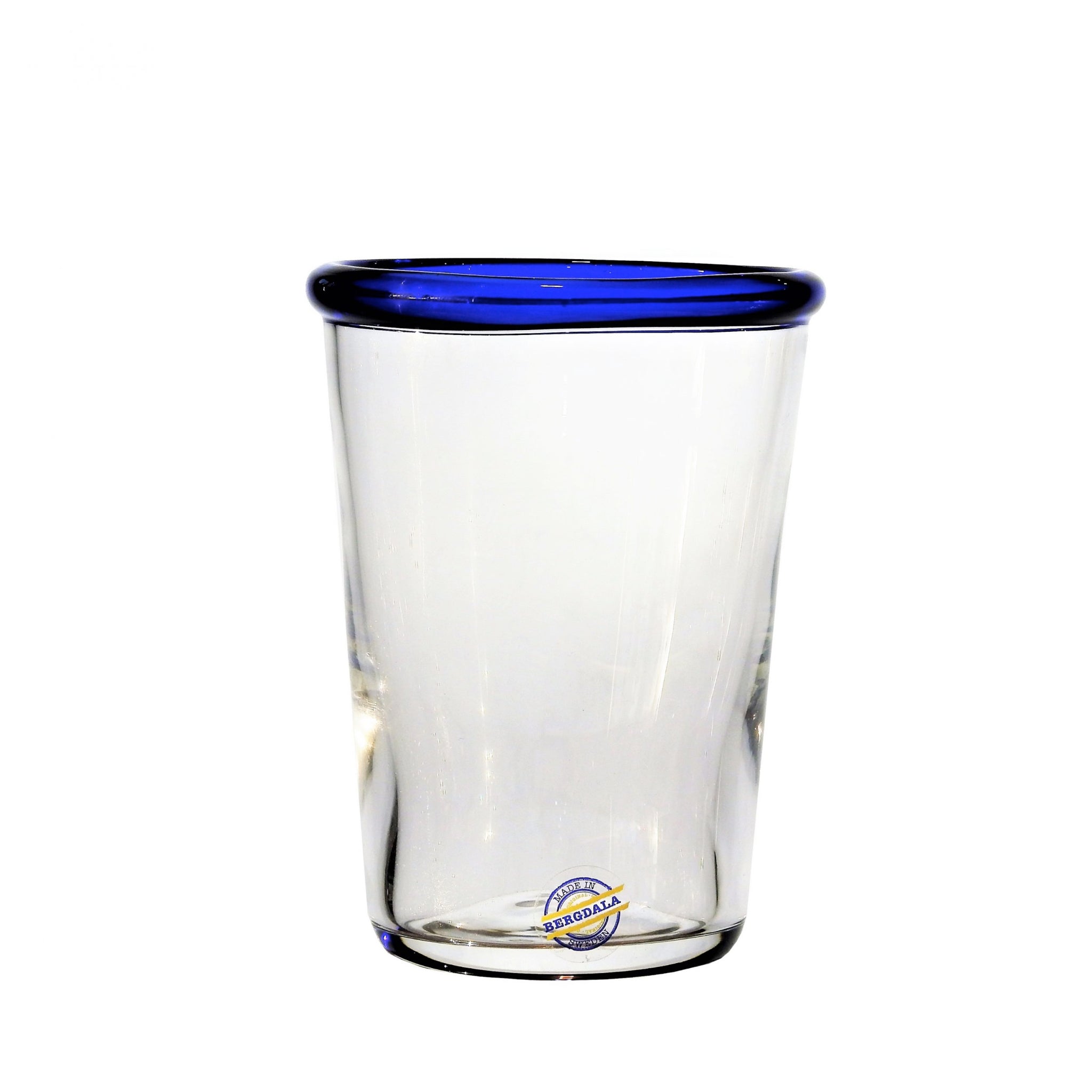 Glas blåkant vor weißem Hintergrund
