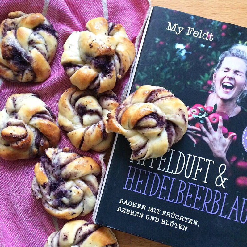 My Feldt Apfelduft Heidelbeerblau auf rosa Handtuch aus Leinen mit Blaubeerbullar