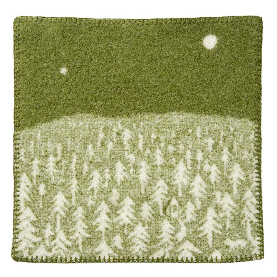 grünes Outdoor Sitzkissen aus Lammwolle mit Design Haus im Wald
