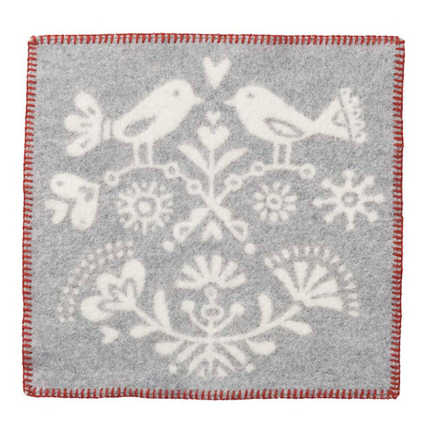 Outdoor Sitzkissen aus Lammwolle Joy grau mit rotem Langettenstich vor weißem Hintergrund