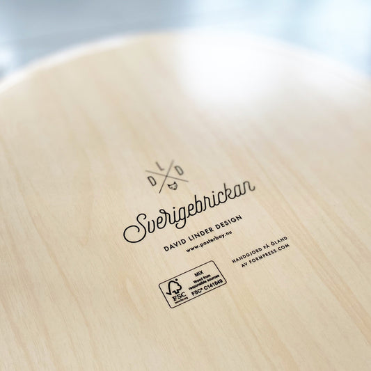 Rückseite des runden Tabletts aus gepresstem Holz von David Linder erhältlich bei MYS