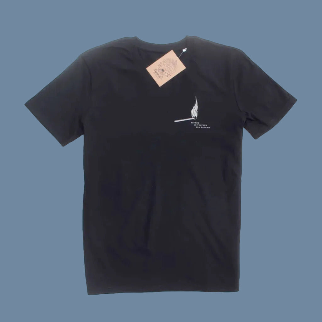 T-Shirt Betaenk_de_vedtraen in schwarz von Lemmel vor mysblauem Hintergrund