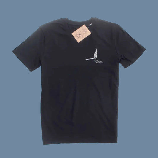 T-Shirt Betaenk_de_vedtraen in schwarz von Lemmel vor mysblauem Hintergrund