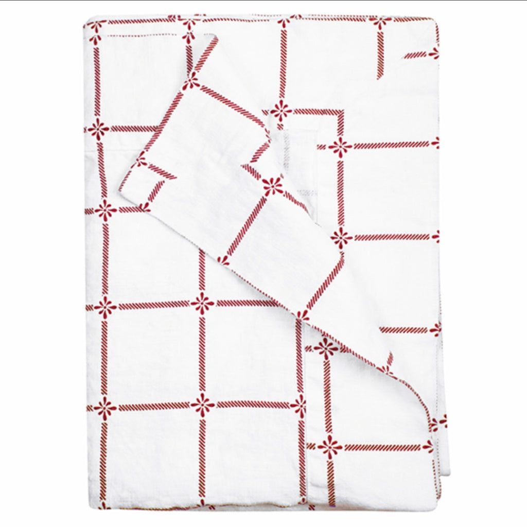 Tischdecke Classic aus Leinen rot vor weißem Hintergrund