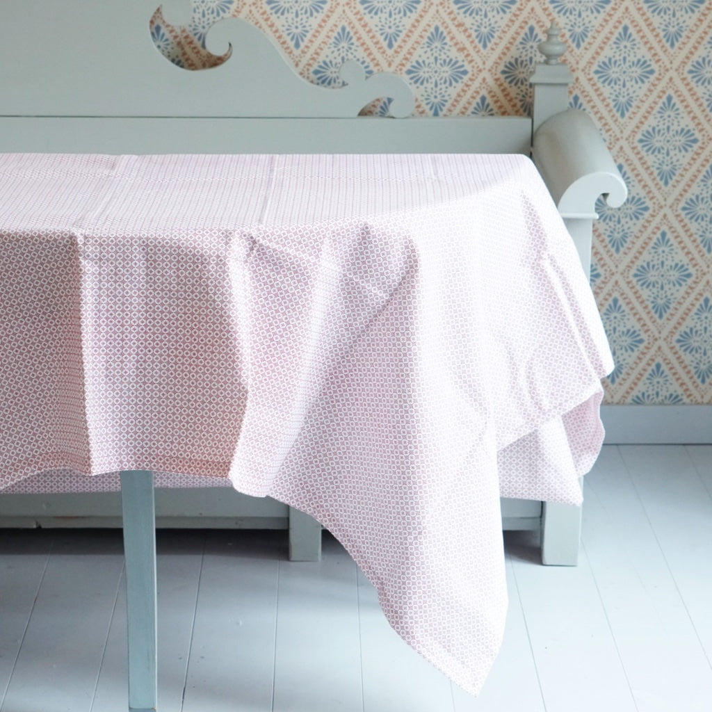 Tischdecke Destiny aus Baumwolle rot auf Tisch vor schwedischem Küchensofa