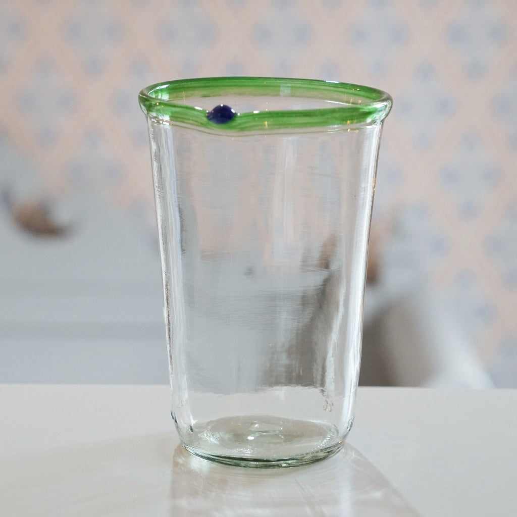 Trinkglas mit grünem Rand und kleiner blauen Perle am Rand von Persson & Persson erhältlich bei MYS