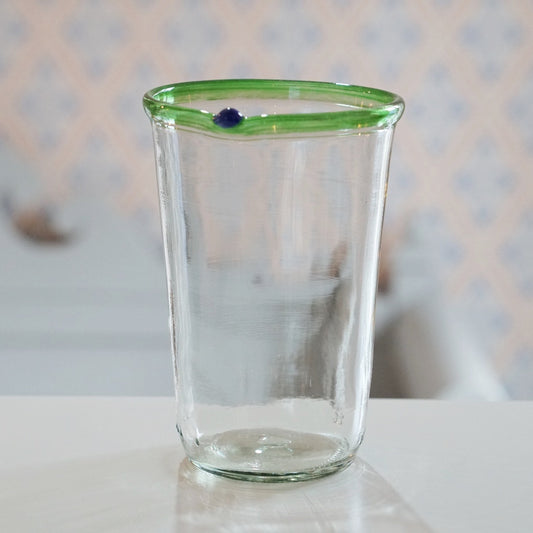 Trinkglas mit grünem Rand und kleiner blauen Perle am Rand von Persson & Persson erhältlich bei MYS