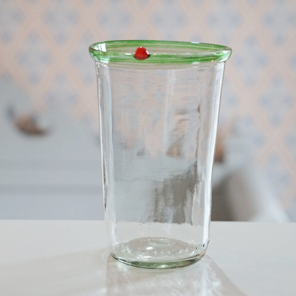 Trinkglas Preiselbeere mit grünem Rand und roter Glasperle auf Rand