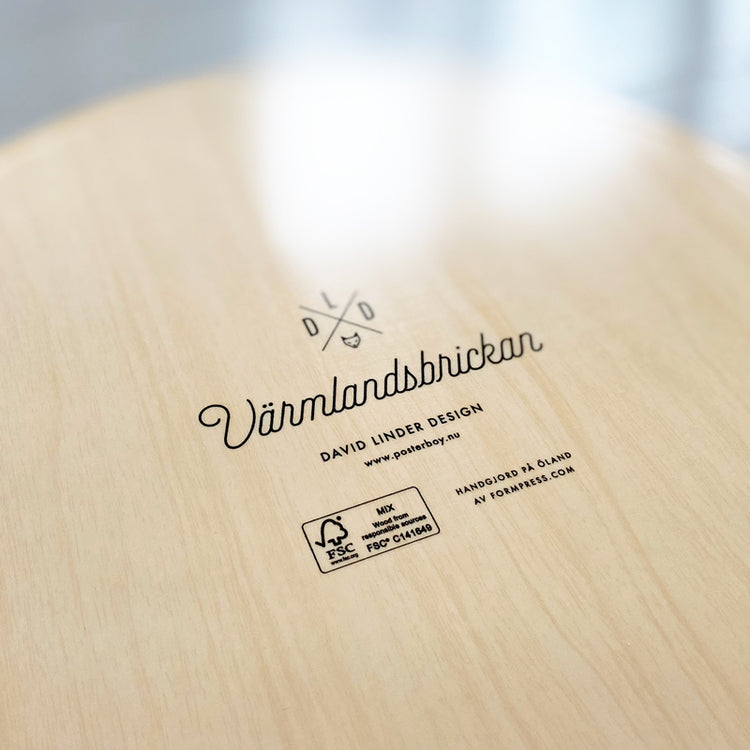 Rückseite des runden Tabletts aus gepresstem Holz mit Motiv Värmland von David Linder erhältlich bei MYS