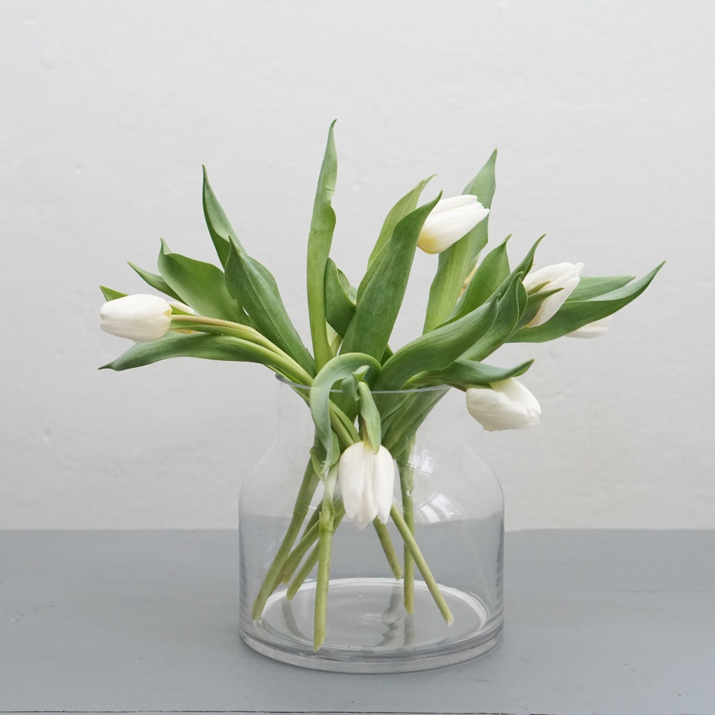 Glasvase Bjurfors mit weißen Tulpen