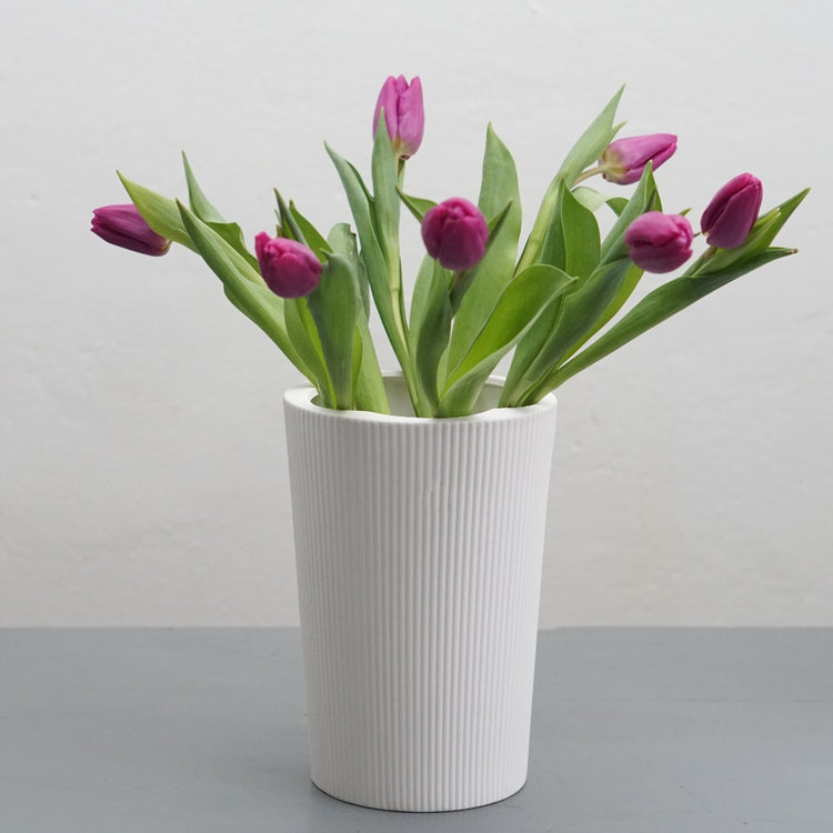 Vase_Eksberg_weiss_Tulpen_lila_Storefactory_Mys-Shop
