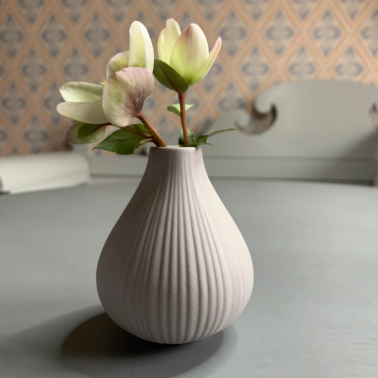 Vase Ekenäs aus Keramik in grau von Storefactory mit Christrosen auf Tisch