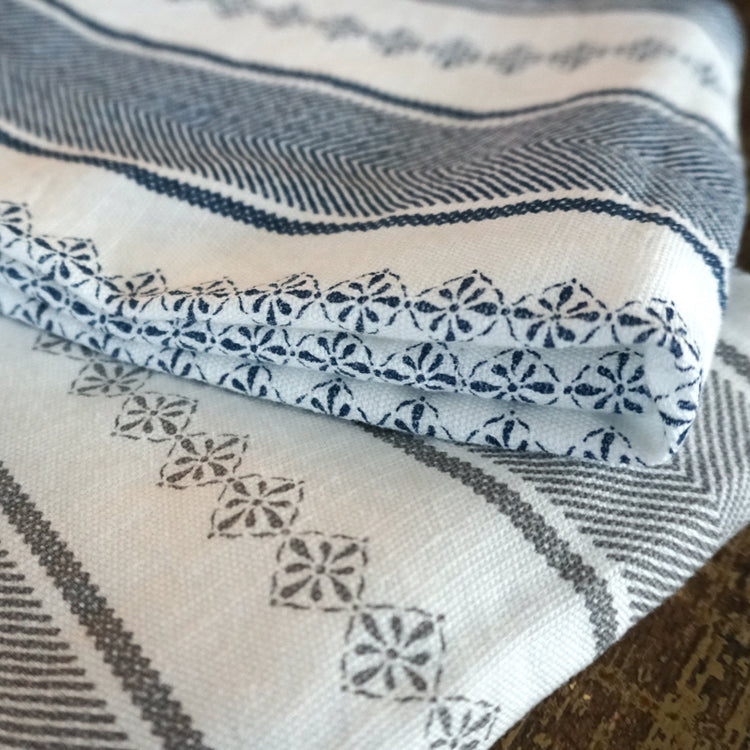 hwei Geschirrtücher Bolster gestapelt