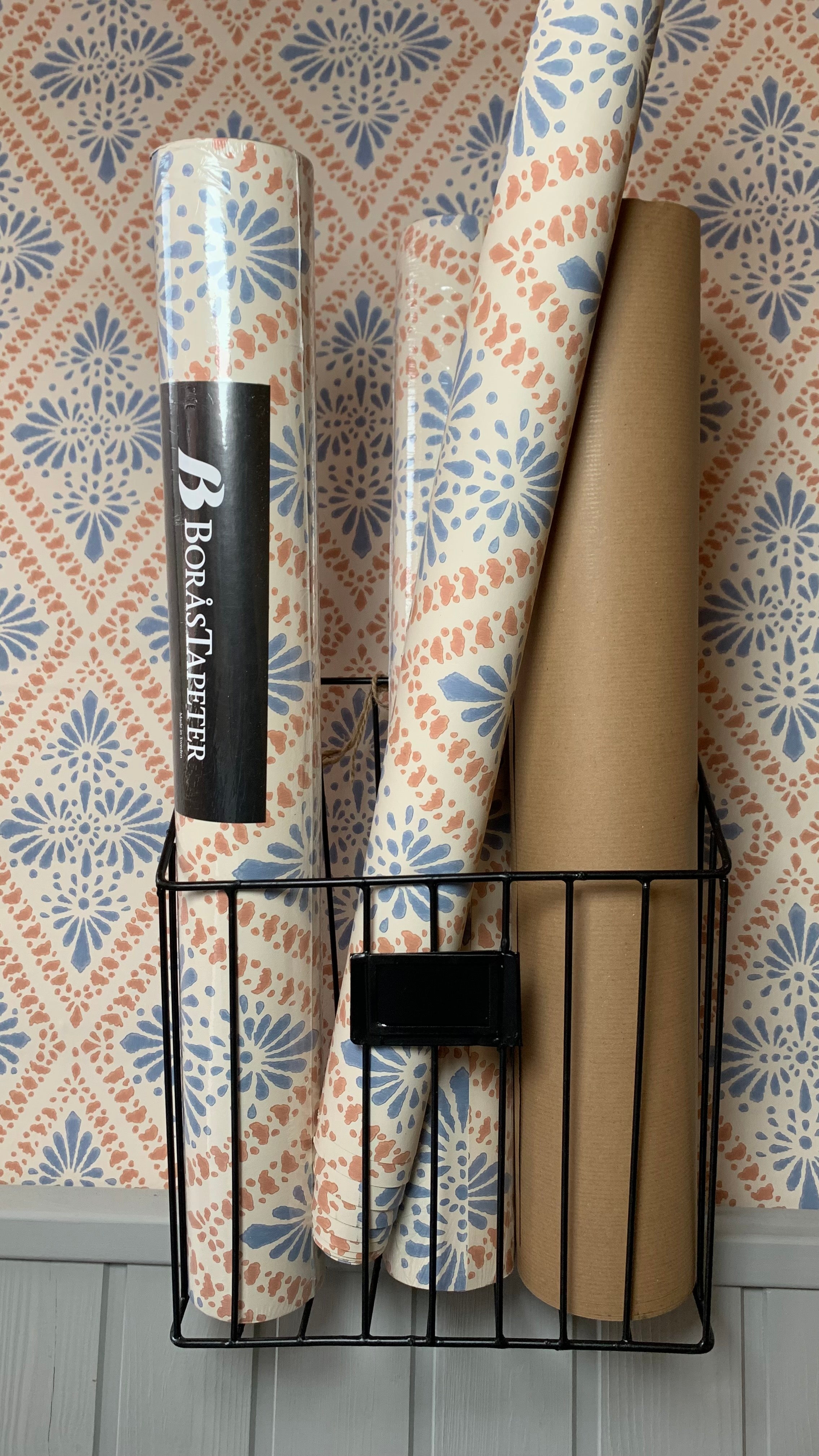 Zeitschriftenhalter_mit_Tapetenrollen