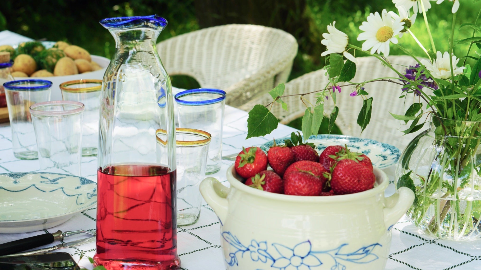 Mittsommertafel im Garten