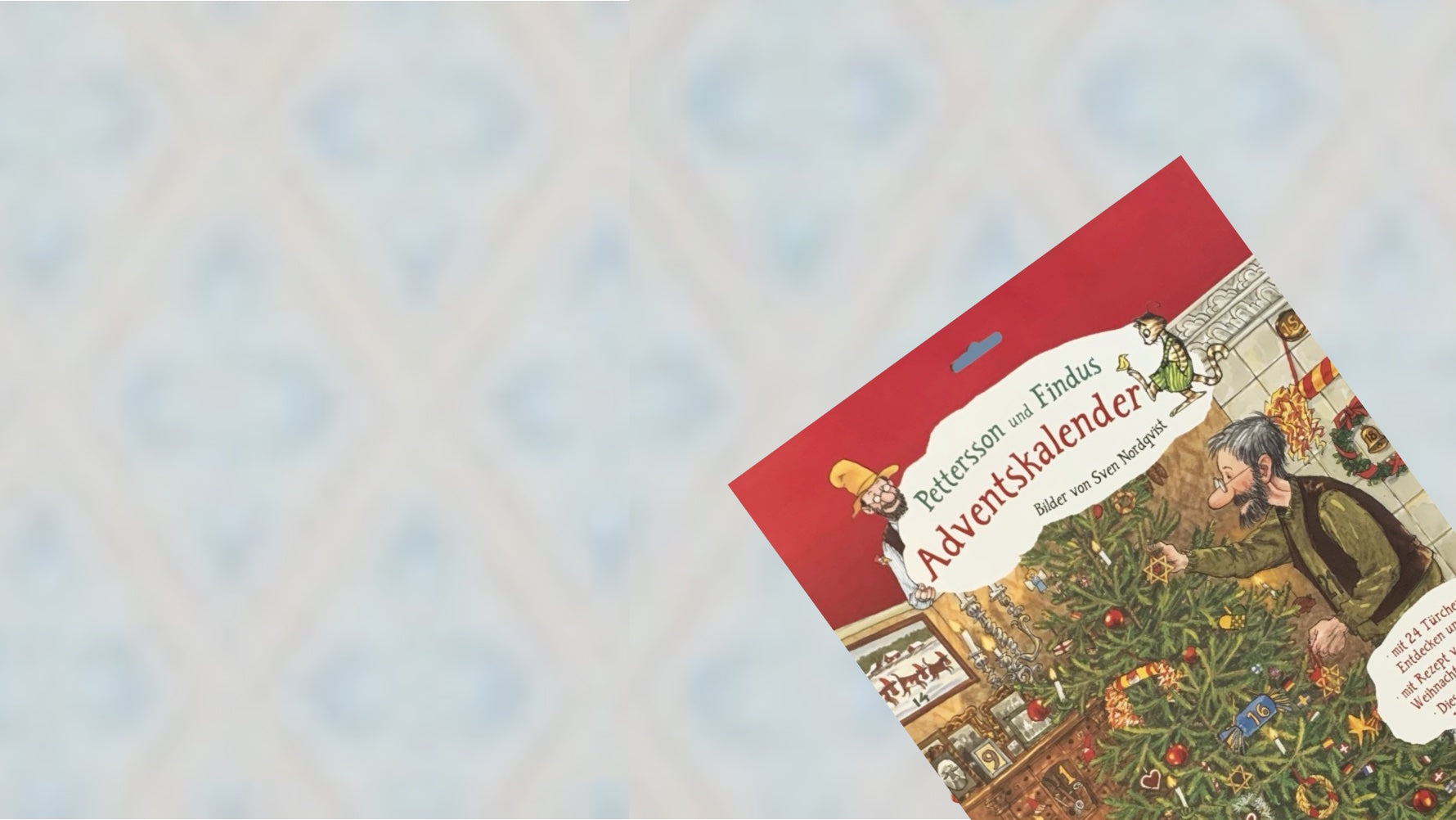 Pettersson und Findus Advetnskalender vor Schwedentapete