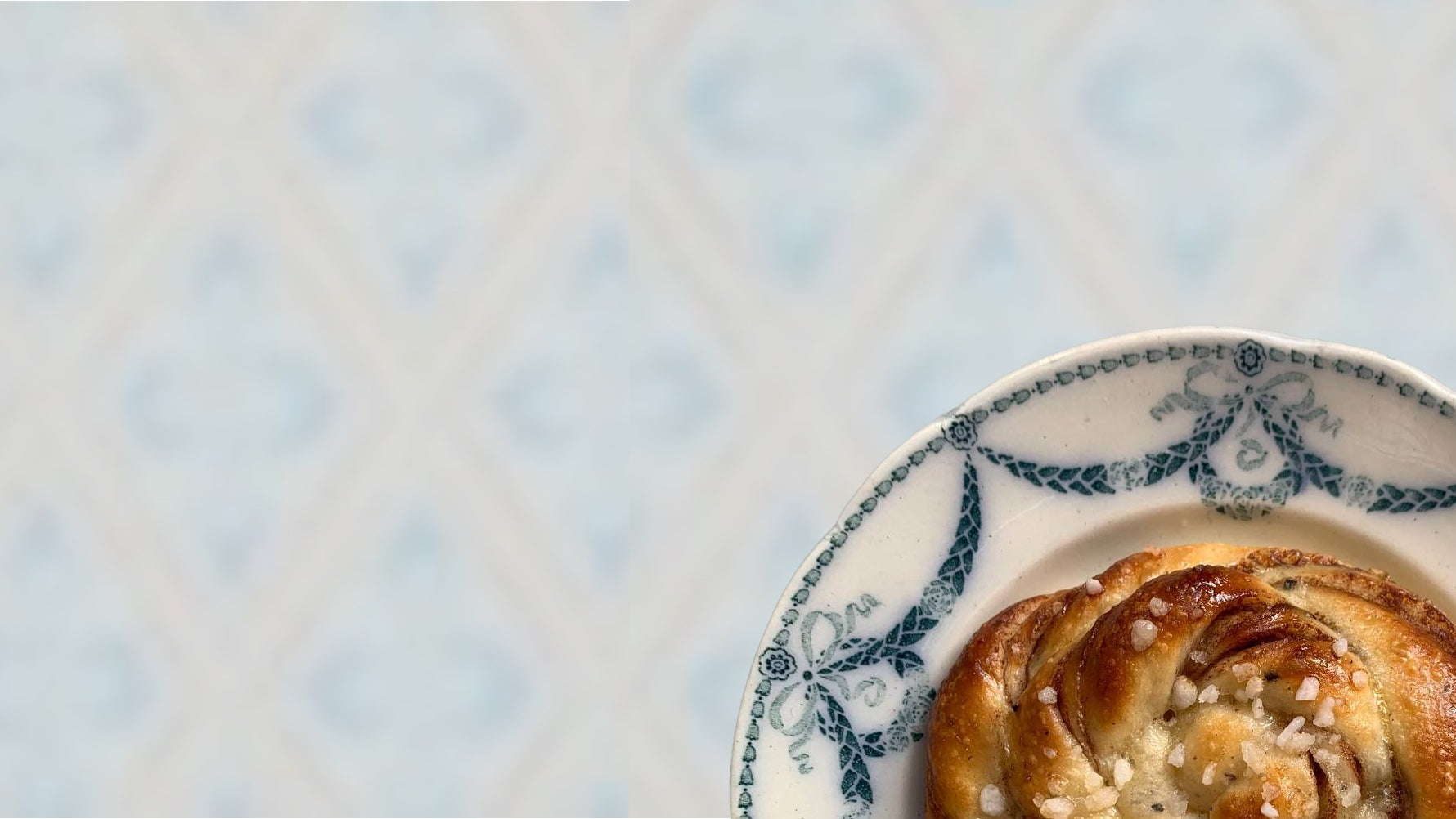 Fika, schwedische Kaffeepause mit Zimtschnecken und Kaffee auf schwedischem Küchensofa