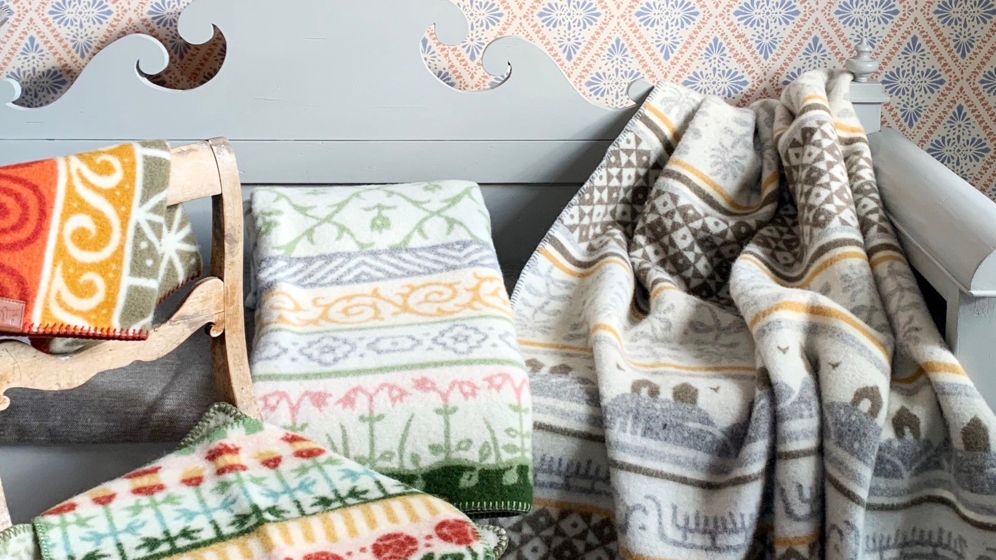 KertinLandström Decken und Sitzunterlagen in schwedischem Ambiente mit Küchensofa