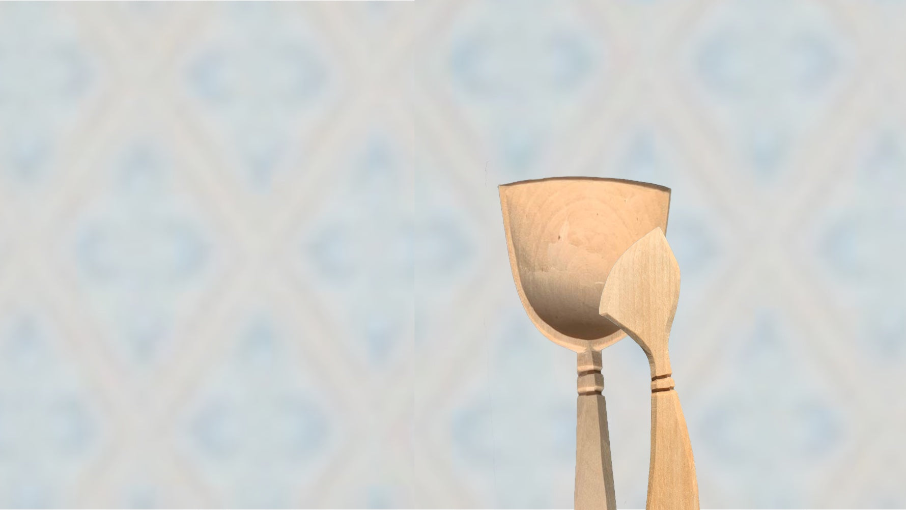 Buttermesser und Holzlöffel vor Schwedentapete