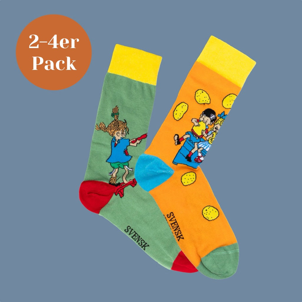 ein Paar Pippi Socken mit Motiv Pippi bäckt Plinsen mit 2-4er Pack-Label