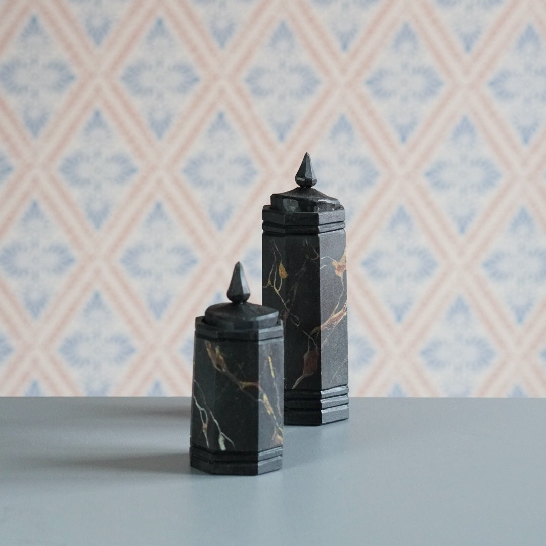 zwei schwarze Holzdosen mit Deckel marmoriert