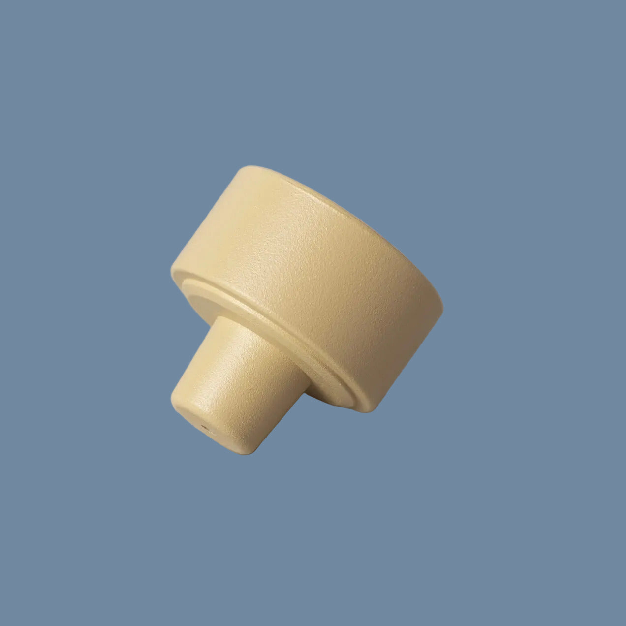 Kerzenhalter Adapter Oberteil aus Metall gelb vor mysblauem Hintergrund