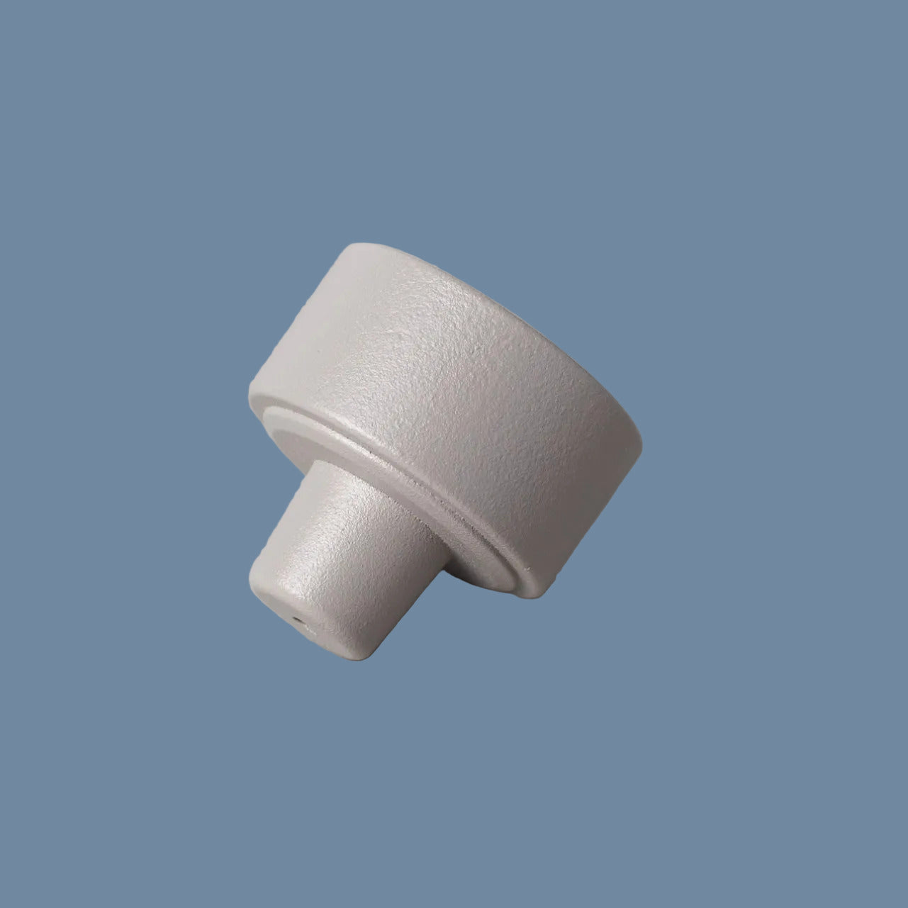 Kerzenhalter Adapter Oberteil aus Metall grau vor mysblauem Hintergrund