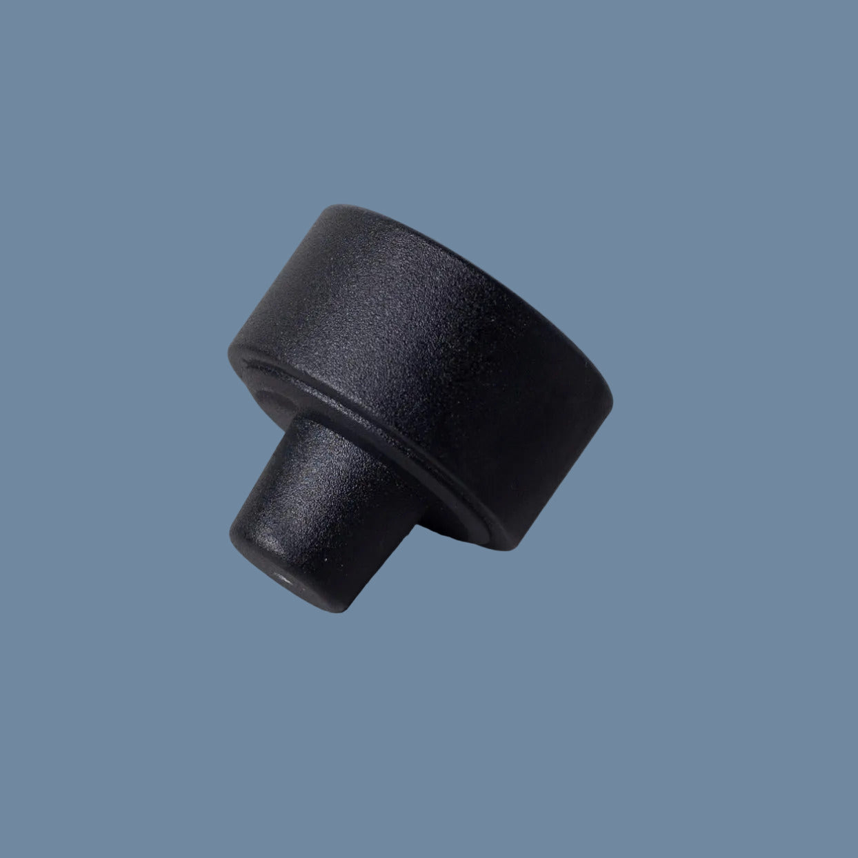 Kerzenhalter Adapter Oberteil aus Metall schwarz vor mysblauem Hintergrund