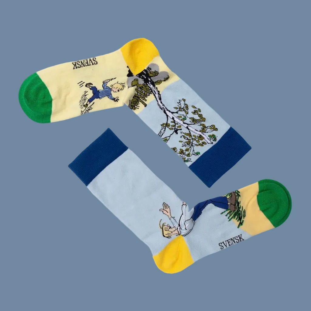 hellblaue Socken mit grüner Spitze, gleber Ferse und dunkelblauem Bündchen und Michel, Alfred und einer Birke