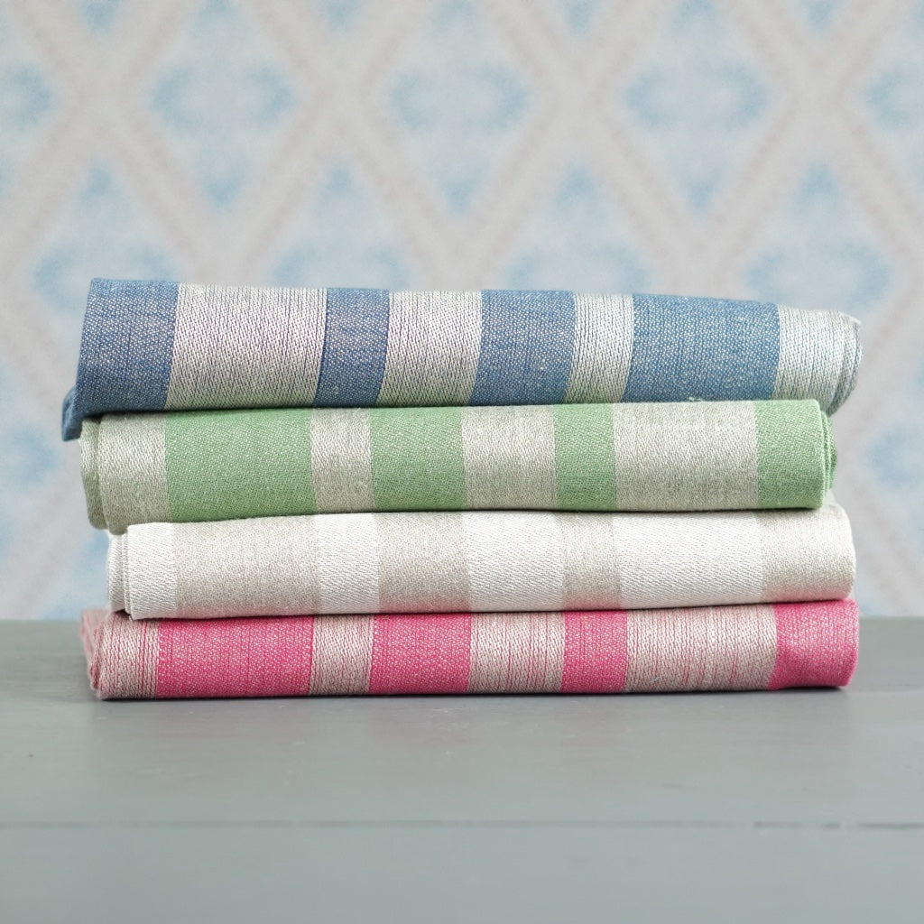 Stapel mit vier Badtuch Alfons aus Leinen vor Schwedentapete