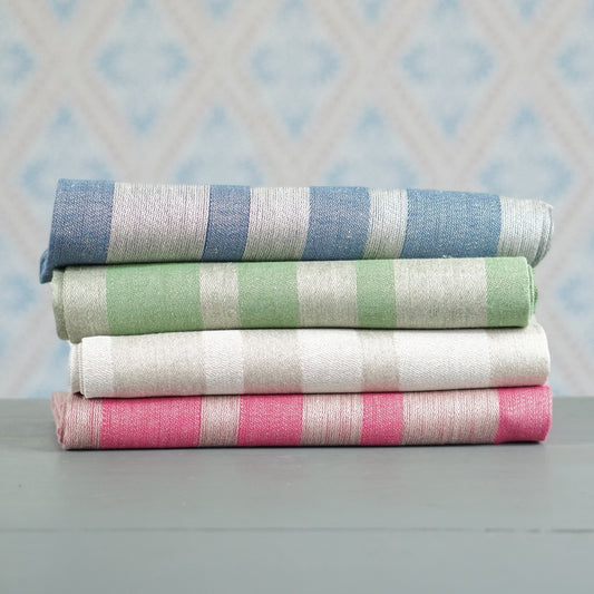 Stapel mit vier Badtuch Alfons aus Leinen vor Schwedentapete