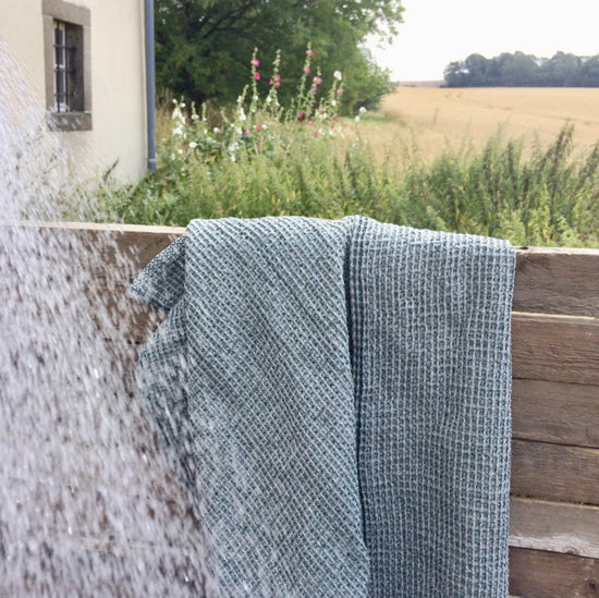 Badetuch Bubbel aus Leinen grün an der Gartendusche