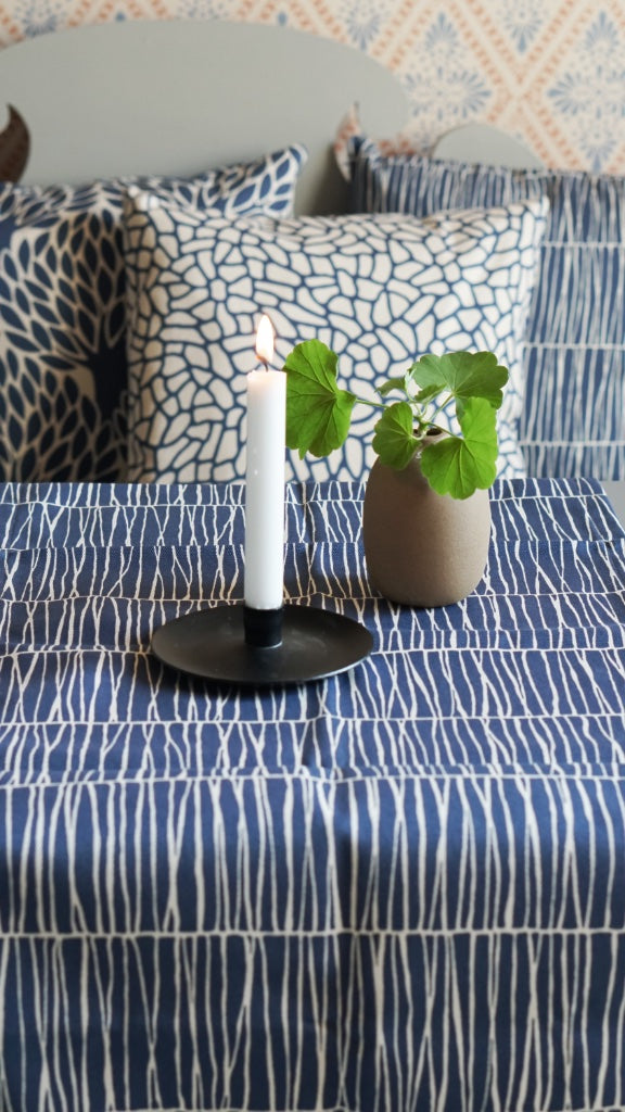 Tischläufer Barr n blau auf Tisch vor Küchensofa mit Gyllsatd Kissen