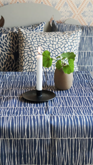Tischläufer Barr n blau auf Tisch vor Küchensofa mit Gyllsatd Kissen