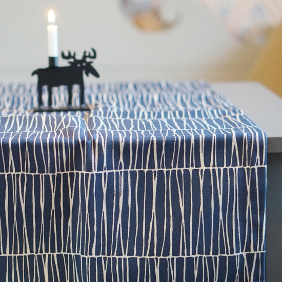 Tischläufer Barr aus Baumwolle in blau auf Tisch mit kleinem Elchleuchter