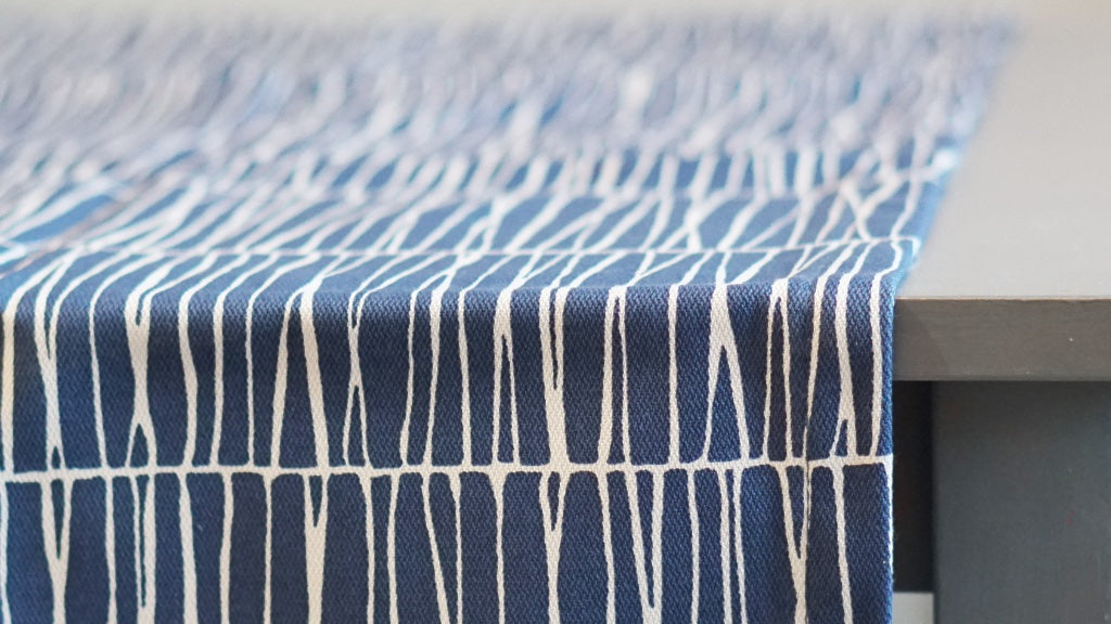 Tischläufer Barr aus Baumwolle in blau auf Tisch