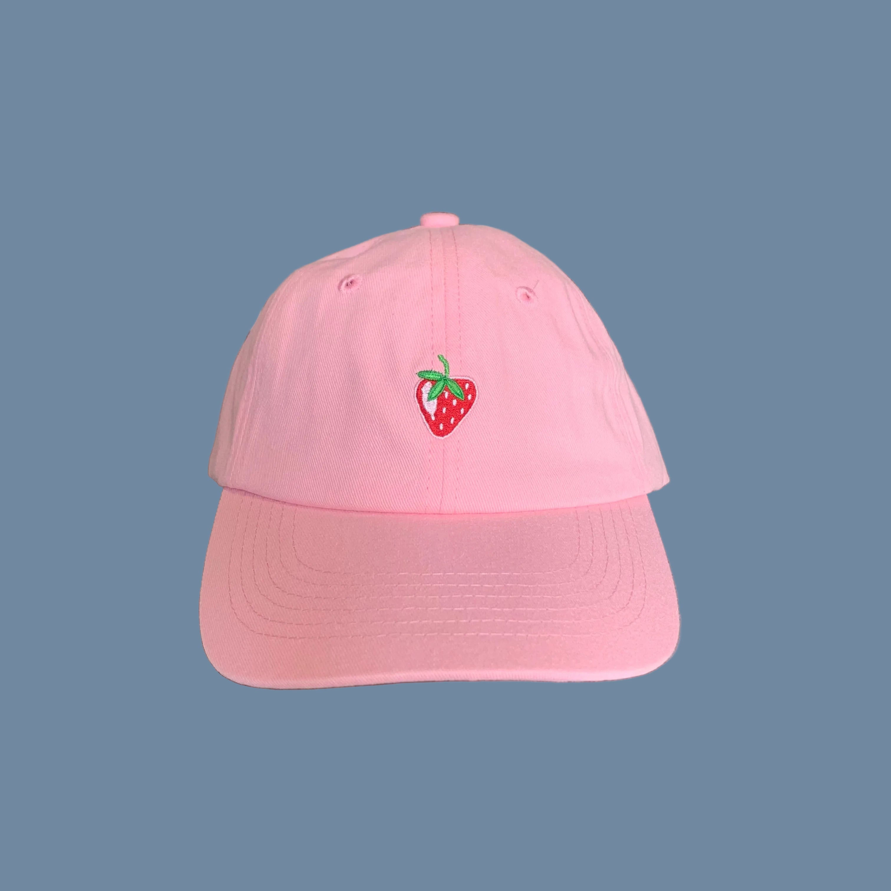 rosa Basecap mit aufgestickter Erdebeere von vorn