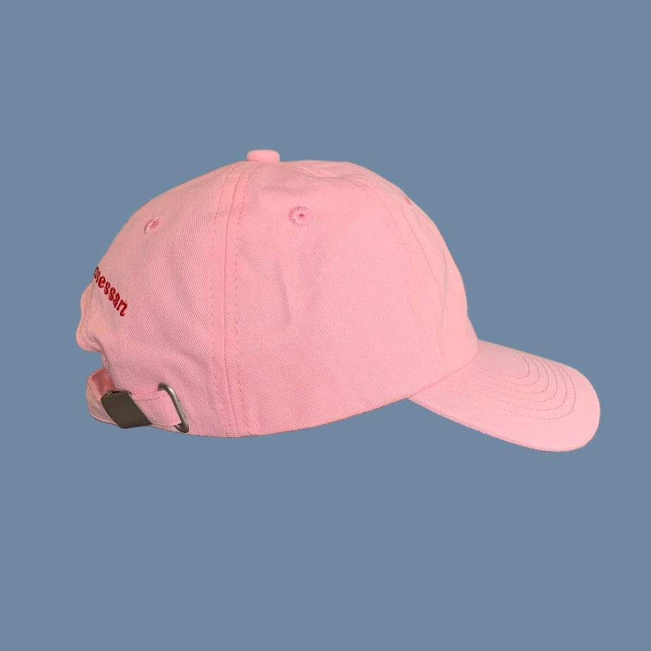 rosa Basecap mit aufgestickter Erdebeere von der Seite