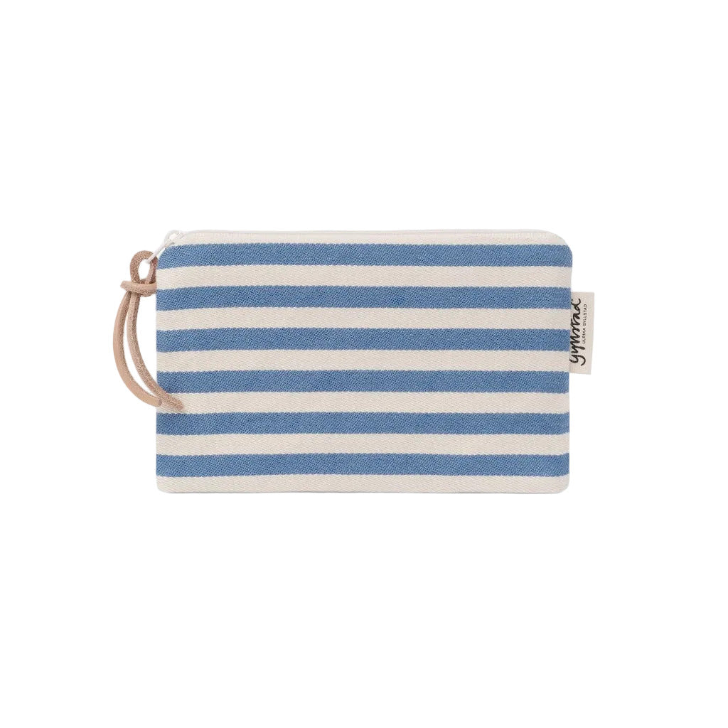 Kleine Kosmetiktasche mit schmalen, weiß blauen Querstreifen und Lederriemen am Reißverschluss
