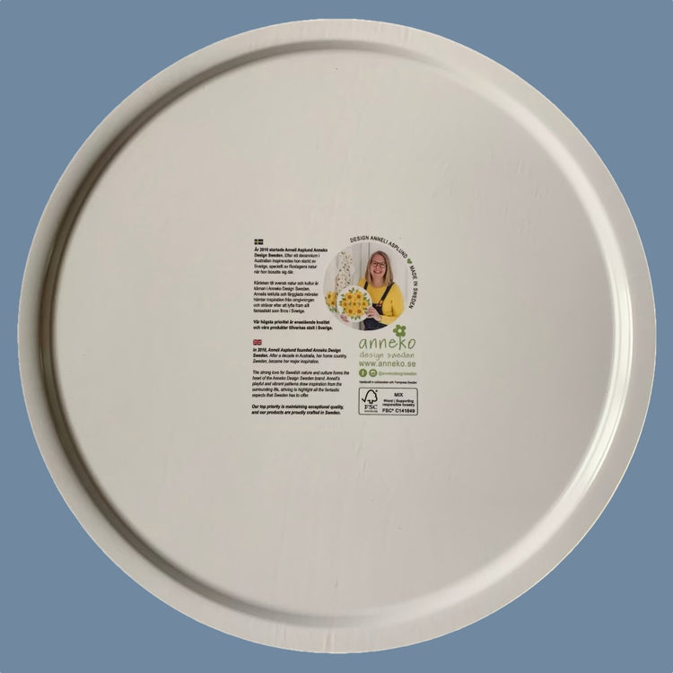 Rücksseite des Runden Holztabletts mit Bienen it Info über Anneko Design auf Schwedisch und Englisch