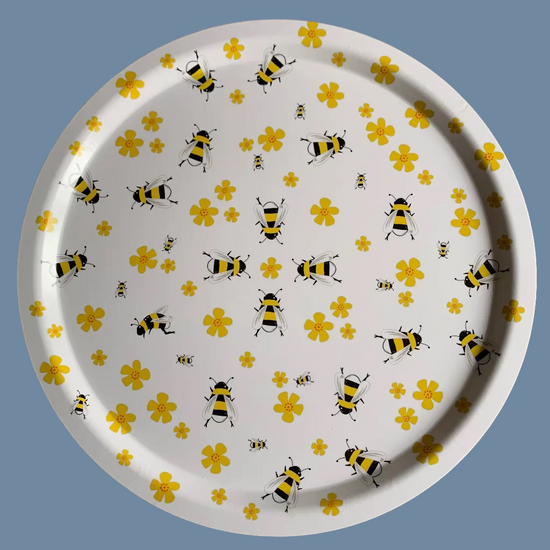 Vorderseite des Runden Holztabletts mit Bienen und gelben Blüten