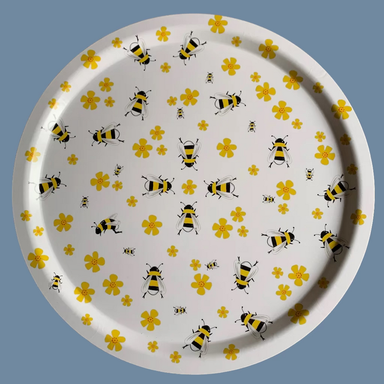 Vorderseite des Runden Holztabletts mit Bienen und gelben Blüten