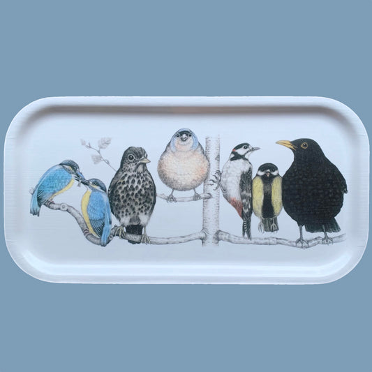 Holztablett länglich Birdland von Charlotte Nicolin mit 7 Vögeln auf einem Ast vor mysblauem Hintergrund