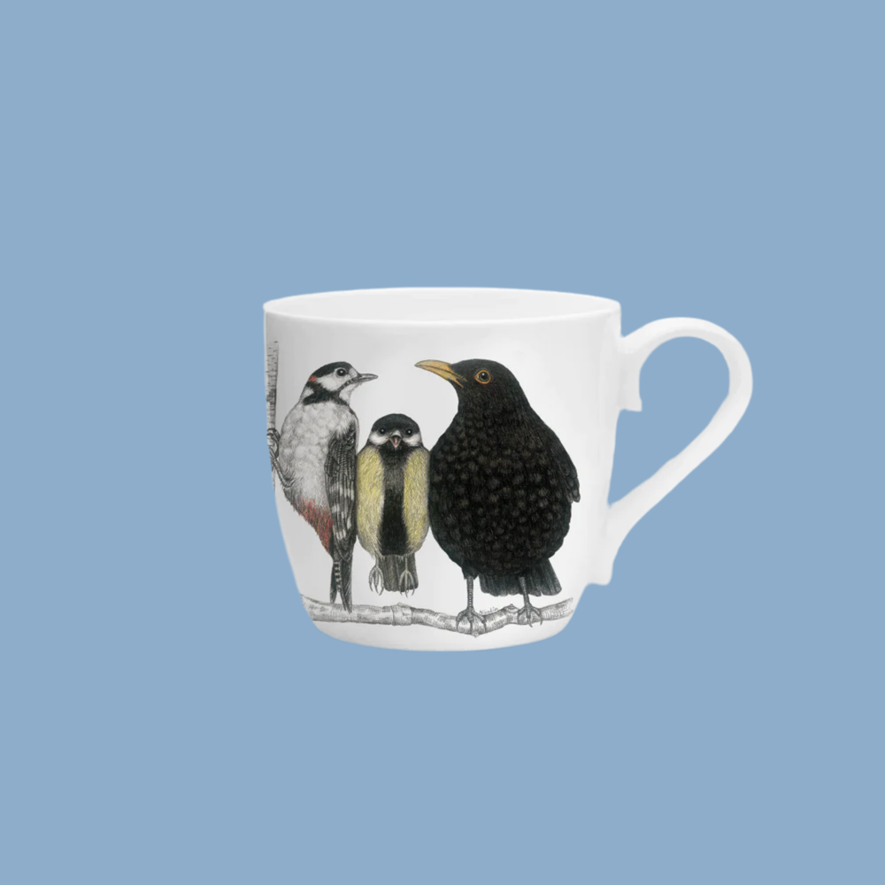 Porzellantasse mit drei Vögeln als Motiv - Specht, Meise und Amsel