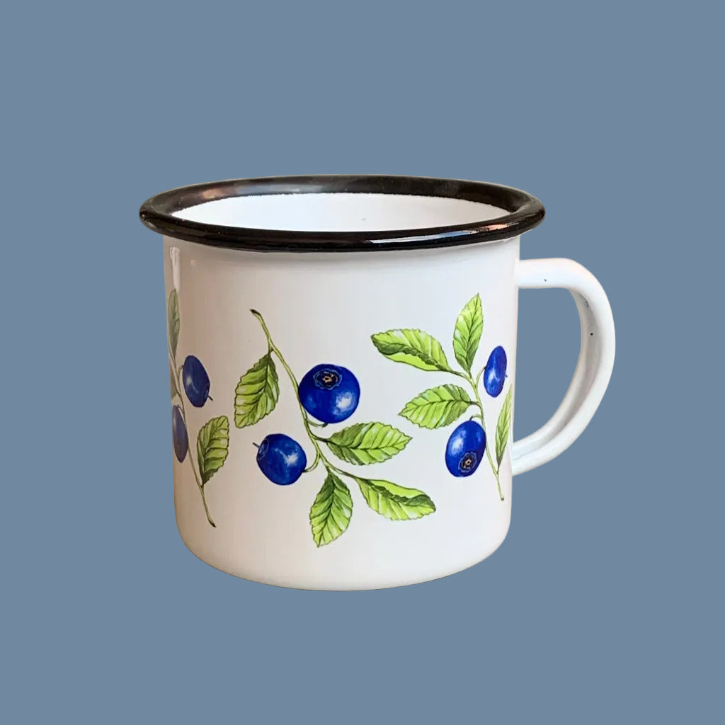 rechte Seite der Emaille Tasse mit Blaubeeren vor mysblauem Hintergrund