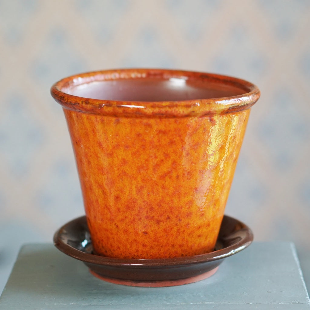 Blumentopf in leuchtendem Orange aus Keramik von Gränsfors blomkrukor erhältlich bei MYS