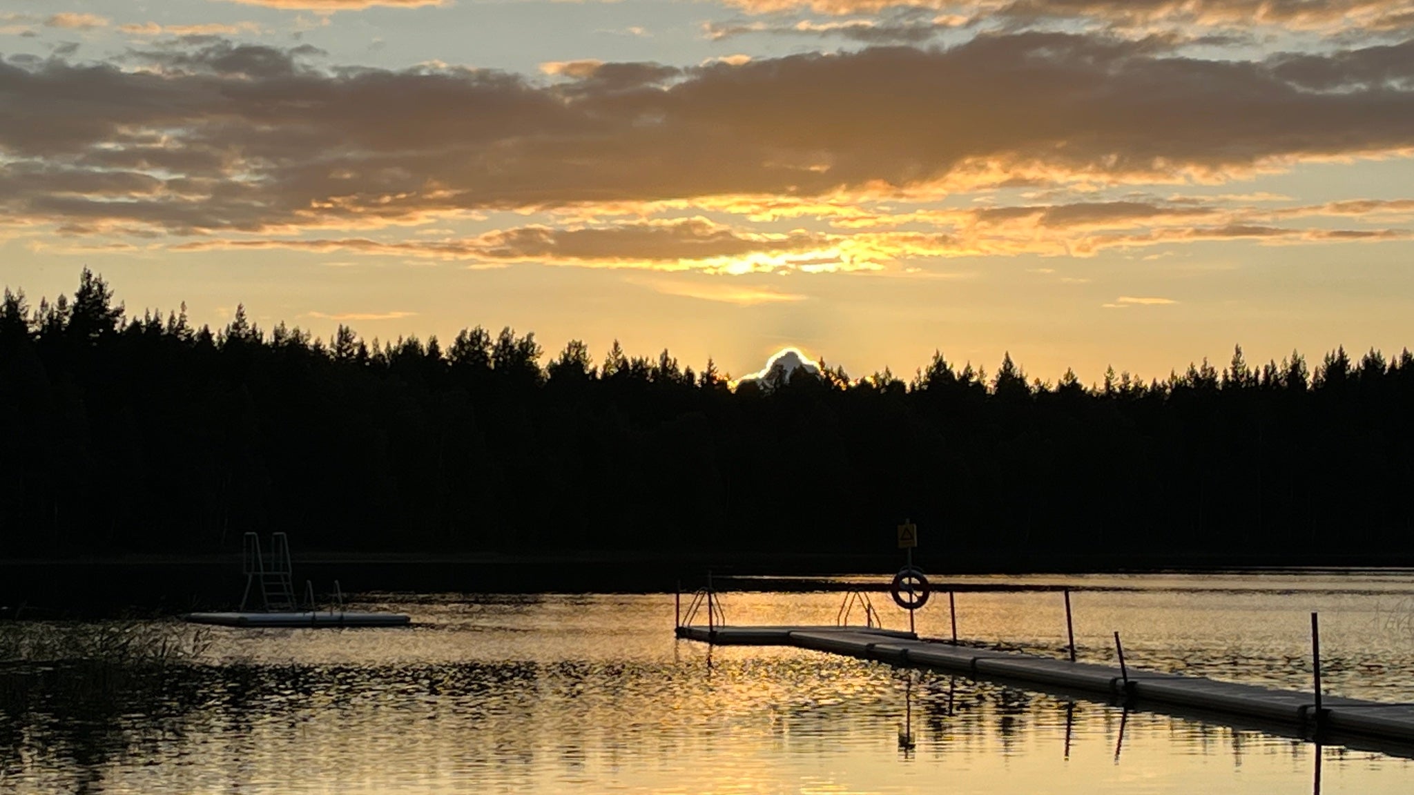 Sonnenuntergan am See in Schweden